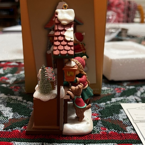 Hallmark Christmas Window 2004. 2nd Collectors Series Club Exclusive - Picture 7 of 10